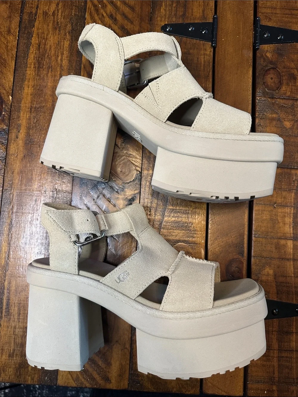 UGG New Heights Platform T-Strap Sandals Suede Beige NWOB 7.5